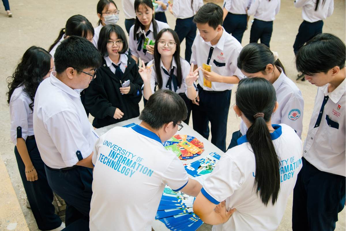 So sánh điểm chuẩn trường Đại học Công nghệ Thông tin và các trường top đầu