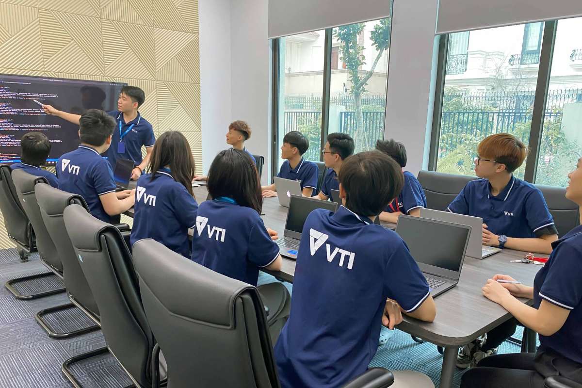 Khi nào nên chuyển sang khóa học AI trả phí?